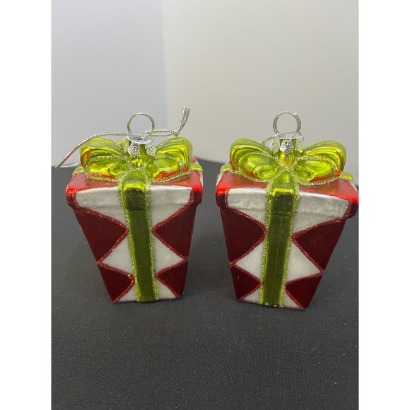 Designer's Excellence Other - Designer's Excellence Glass Gift Box Christmas Ornaments Set of 2 Red Green 3.5"